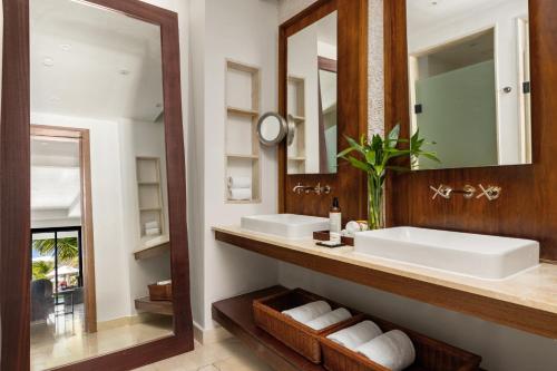 Un baño de Secrets Cap Cana Resort & Spa - Adults Only - All Inclusive