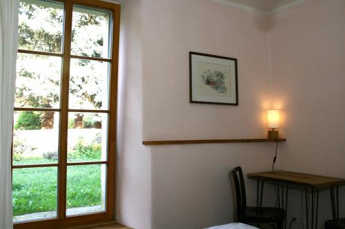 a room with a window and a table with a lamp at Schlossmühle Schieritz in der Nähe von Meißen in Schieritz
