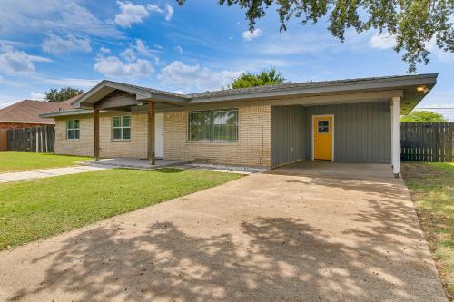 Ảnh trong thư viện ảnh của Fenced Yard Home Less Than 1 Mi to Mayor Pablo Peña Park ở Weslaco