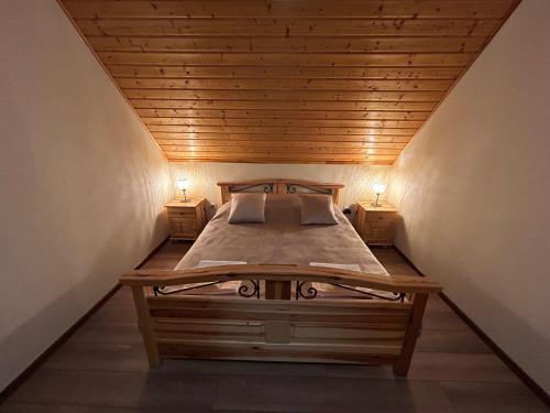 una camera da letto con un letto con due lampade su entrambi i lati di Chata na Bani w Starej Morawie a #N/A