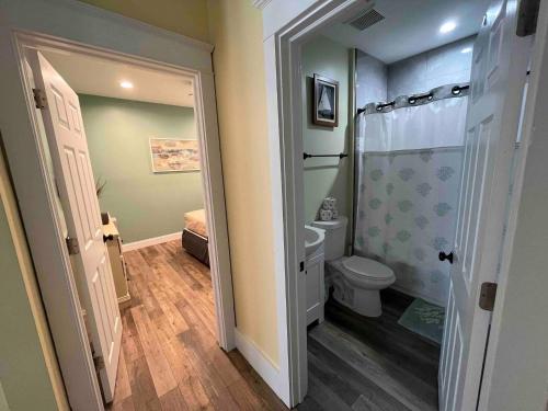Un pequeño baño con inodoro y ducha. en Bayside Bungalow-Updated Home Near the Bay & Beach, en Atlantic City