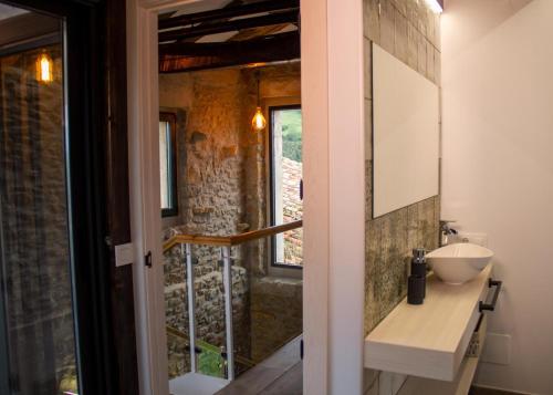 a bathroom with a sink and a mirror at Casa La Pascuala in Helgueras