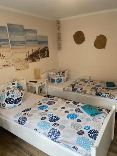 two twin beds in a room with two bedsskirts at Altstadt Pension Herborn in Herborn