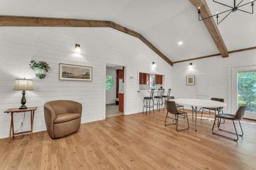 Гостиная зона в Hummingbird Cabin with a private hot tub