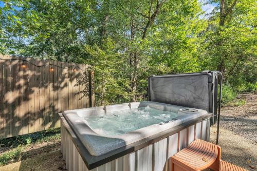 Фотография из галереи Hummingbird Cabin with a private hot tub в городе Bryant