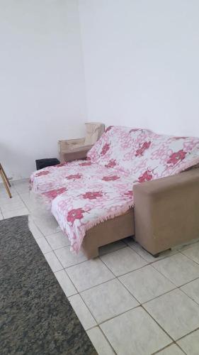 a bedroom with a bed with a pink blanket at Casa do Pescador in Bertioga