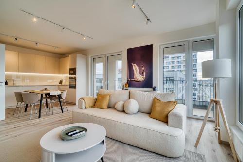 Chloé's Beige Apartment with big balcony, O2 arena