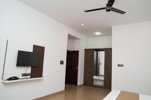 TV o dispositivi per l'intrattenimento presso Pallakki Comforts Chikmagalur