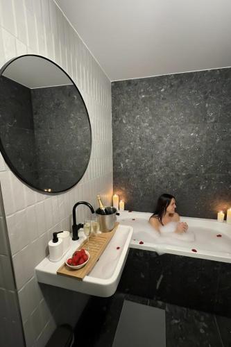 Haas Apartments Art with parking, bakery, free fitness