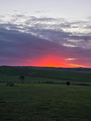Η ανατολή ή δύση του ηλίου όπως φαίνεται από αυτό το σαλέ ή από εκεί κοντά