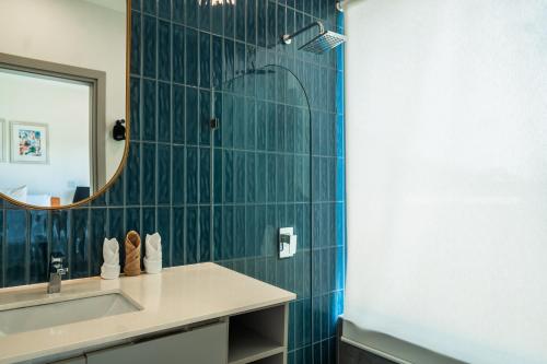a bathroom with a sink and a mirror at Sunset Boulevard 304 in Pochotal