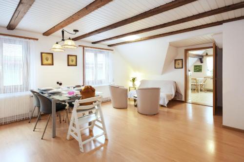 a living room with a table and chairs and a bedroom at Wohlfühlnest in Steckborn