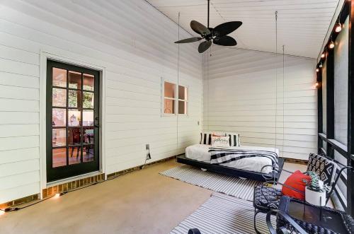 une chambre avec un lit et un ventilateur de plafond dans l'établissement Charlotte Area Getaway Retreat & Event Venue Weddings & More in Mint Hill, à Charlotte