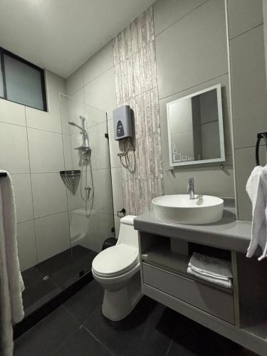 a bathroom with a toilet and a sink and a shower at Hospedaje Bry Ker in Pichanaki