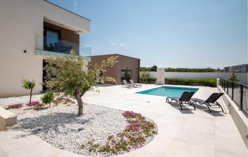 un patio avec un arbre et une piscine dans l'établissement Awesome Apartment In Vrsi With Sauna, à Kod Mula