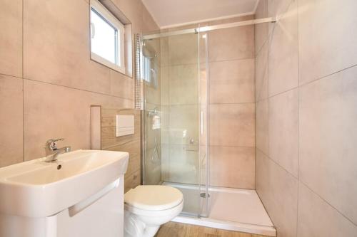 Salle de bains dans l'établissement Comfortable, single-story holiday homes