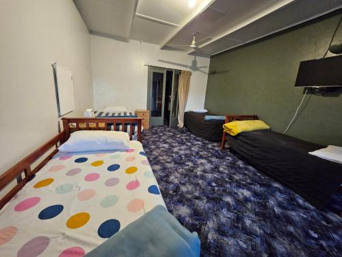 un salon avec un lit et un canapé dans l'établissement Friends & Family Groups gather, à Roxburgh