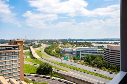 a view of a highway in a city with buildings at Modern Comfort Apartment Close to Metro & Shops in Arlington