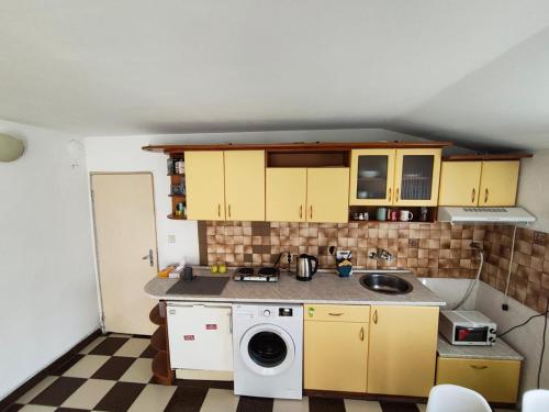 Кухня или мини-кухня в AlHana Panoramic Studio - Top Center, Blagoevgrad
