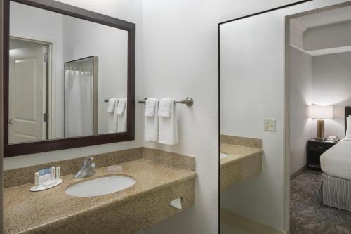 un baño con lavabo y espejo en SpringHill Suites Napa Valley, en Napa