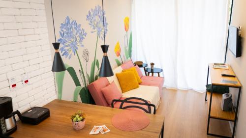 a living room with a couch and a table at Noite Estrelada Holambra in Holambra