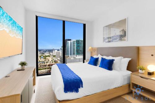 a bedroom with a large bed and a large window at Luxury Apartment 3 Bedrooms Pool Gym Views & More in Miami