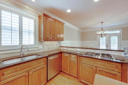Η κουζίνα ή μικρή κουζίνα στο Elegant 3BR Atlanta Home with Jacuzzi!