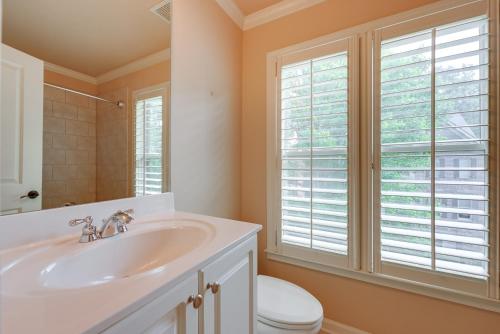 Ένα μπάνιο στο Elegant 3BR Atlanta Home with Jacuzzi!