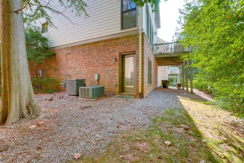 Κήπος έξω από το Elegant 3BR Atlanta Home with Jacuzzi!
