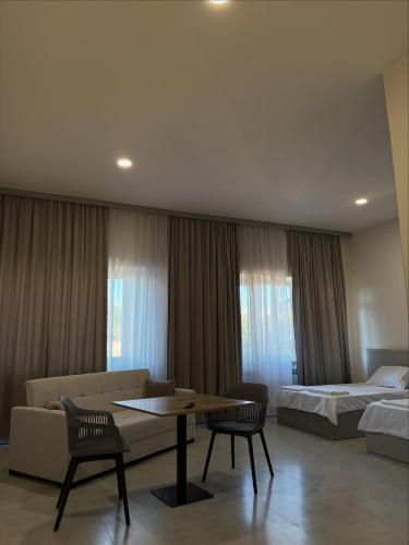 MartuniにあるAlashkert Hotelのソファ、ベッド、テーブルのあるリビングルーム