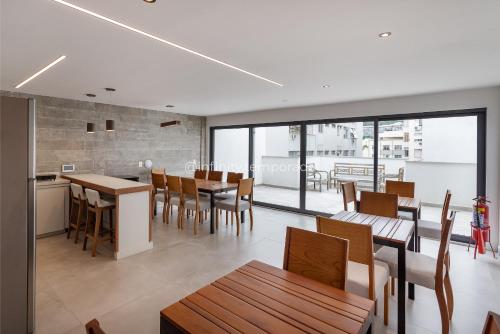 a kitchen and dining room with a table and chairs at Apê Aconchegante | Piscina, Sauna e Metrô 350m in Rio de Janeiro