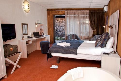Katil atau katil-katil dalam bilik di African Rock Hotel & Spa, a "Boutique Lifestyle Resort"