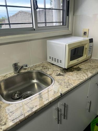 Dapur atau dapur kecil di Contenedor monoambiente Colonia del Sacramento