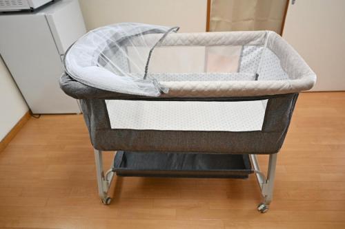 a baby carrier on a stand in a room at 錦系町天空樹景觀飯店 Skytree View Kinshicho in Tokyo