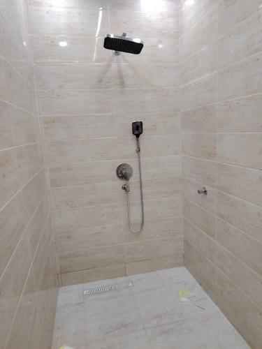 Flat roza sabratha पर एक बाथरूम