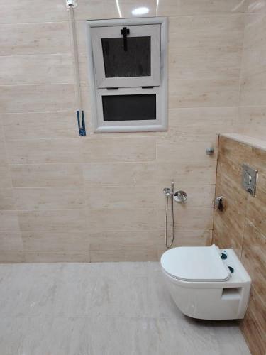 Flat roza sabratha पर एक बाथरूम