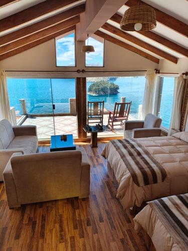 un ampio soggiorno con vista sull'oceano di Inti Illimani Lodge a Comunidad Yumani