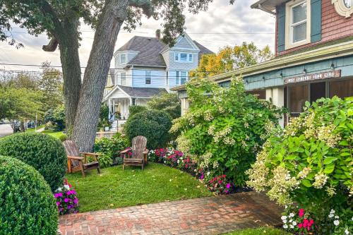 Κήπος έξω από το Spacious Home about 4 Blocks to Asbury Park Beach!