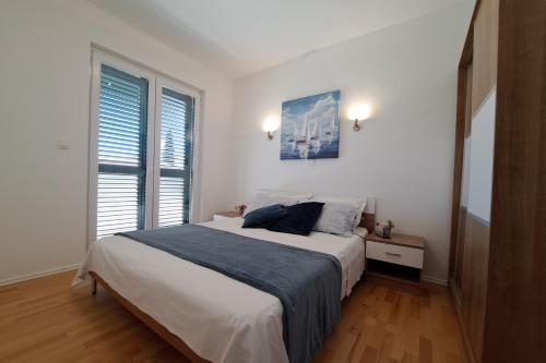 Apartments with parking space Supetar, Brac - 16130