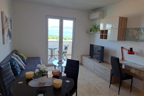 Apartments with parking space Supetar, Brac - 16130