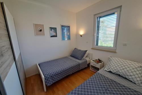 Apartments with parking space Supetar, Brac - 16130