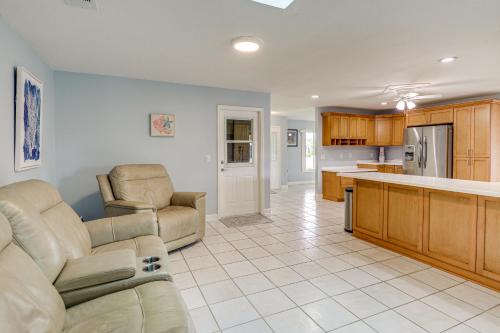 Una cocina o zona de cocina en Canal-Front Retreat with Boat Dock on Merritt Island