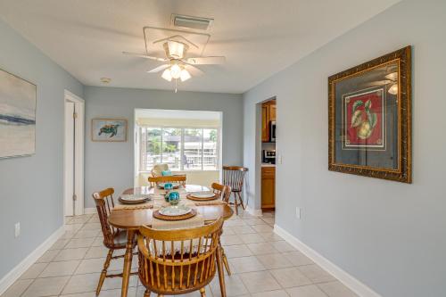 Imagen de la galería de Canal-Front Retreat with Boat Dock on Merritt Island, en Indianola