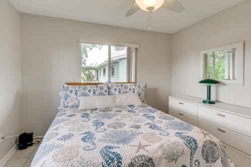 Cama o camas de una habitación en Canal-Front Retreat with Boat Dock on Merritt Island