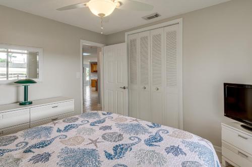 Cama o camas de una habitación en Canal-Front Retreat with Boat Dock on Merritt Island