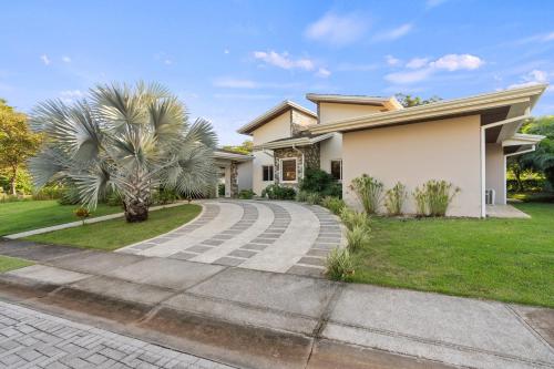 Сад в Luxury Villa in Reserva Conchal Golf & Beach