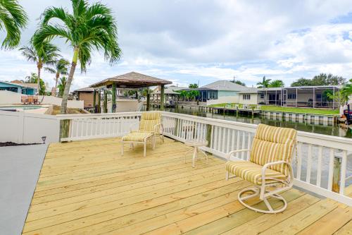 2 sillas en una terraza con vistas al agua en Canal-Front Retreat with Boat Dock on Merritt Island, en Indianola