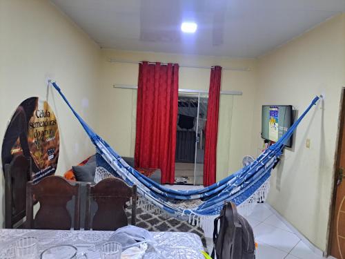 ein Zimmer mit einer Hängematte in einem Zimmer in der Unterkunft Alex in Castanhal
