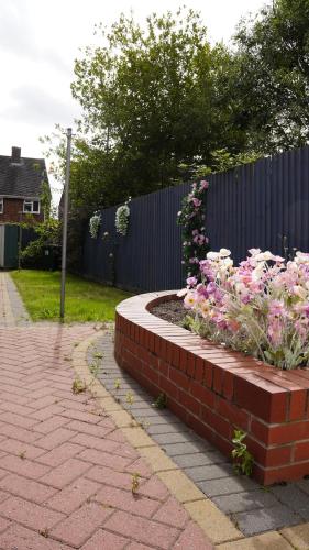 Taman di luar EliteunseenSuites 2 Bedroom Beautiful Semi Detached House - Private Parking
