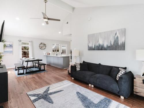 una sala de estar con un sofá y una mesa en Downtown Vibes - 5 Min to City Core, en Dallas